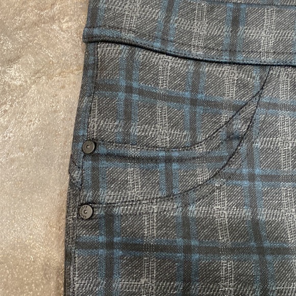 Dark plaid skinny stretch pants with pockets - Picture 3 of 5